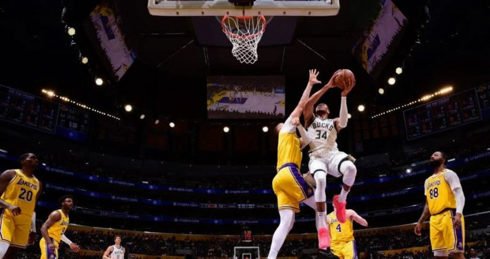 关于雄鹿主场惨败湖人，遭遇三连败的信息